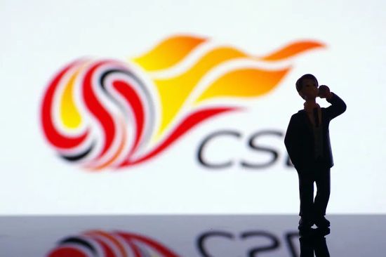 近日该片登上《帝国》封面，甜茶扮演的保罗;亚崔迪家族以及哈维尔;巴登扮演的斯蒂尔加等人亮相，不少新剧照也同时曝光